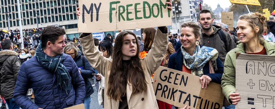 Protesterende vrouwen. Een van hen houdt een bordje omhoog met 'my mind, my body, my freedom'