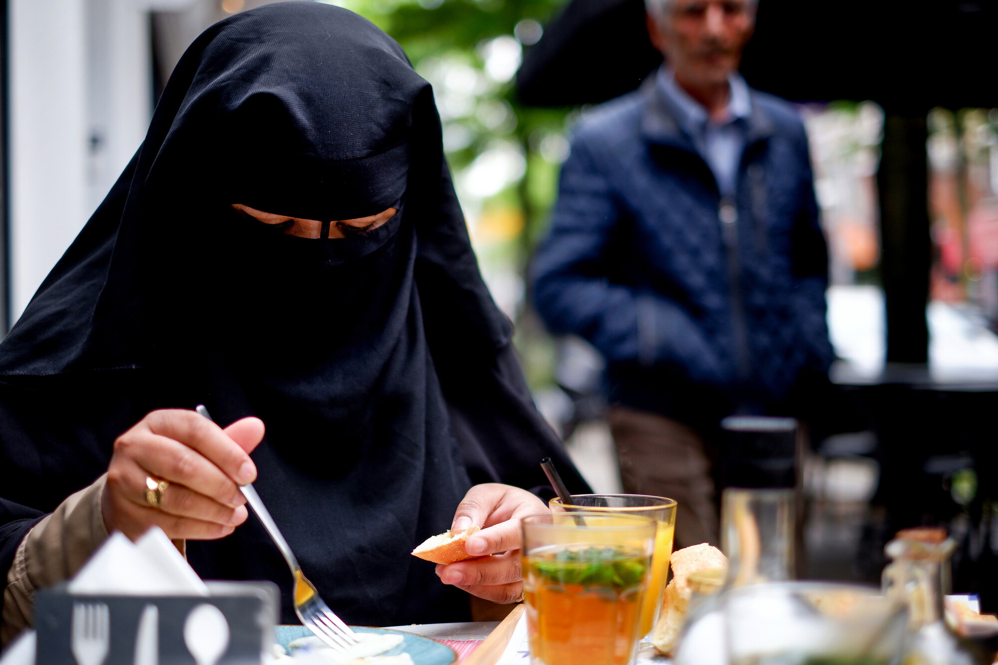 Vrouw luncht bij café in Rotterdam