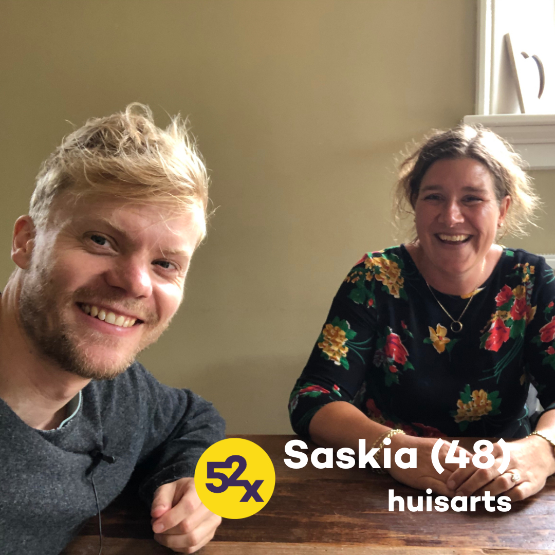 Saskia ( huisarts, witte vrouw met donker blind haar, van 48) samen met Tim glimlachend op de foto.