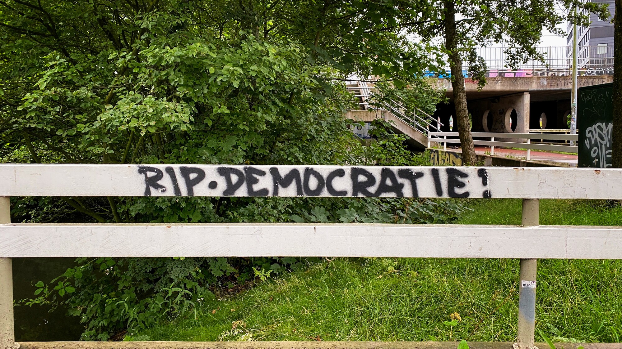 Een brug met graffiti: rest in peace democratie