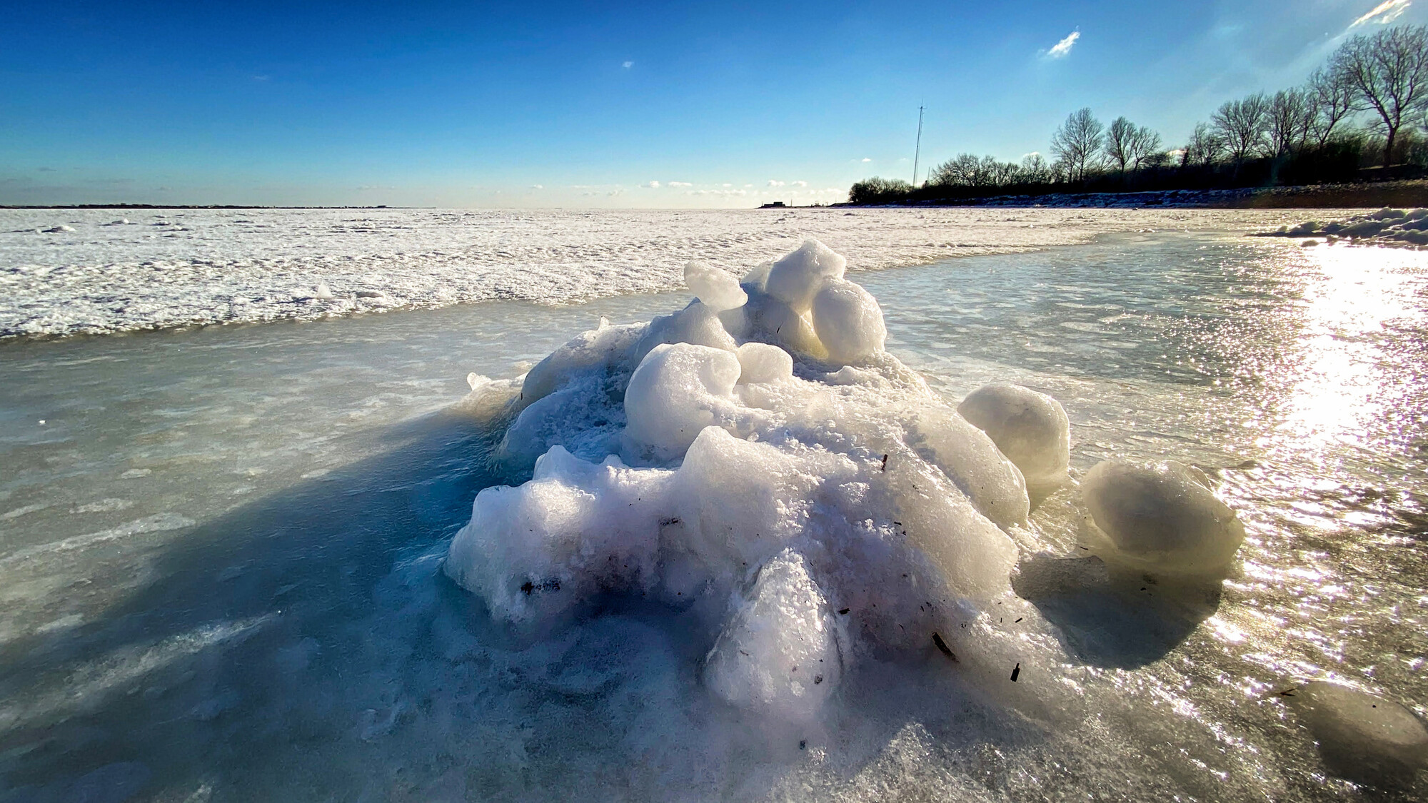 Een foto van een bevroren meer