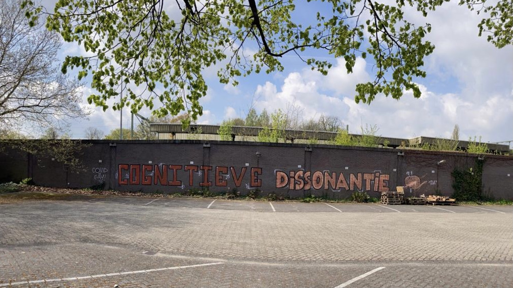 graffity op de muur, met de tekst: cognitieve dissonantie