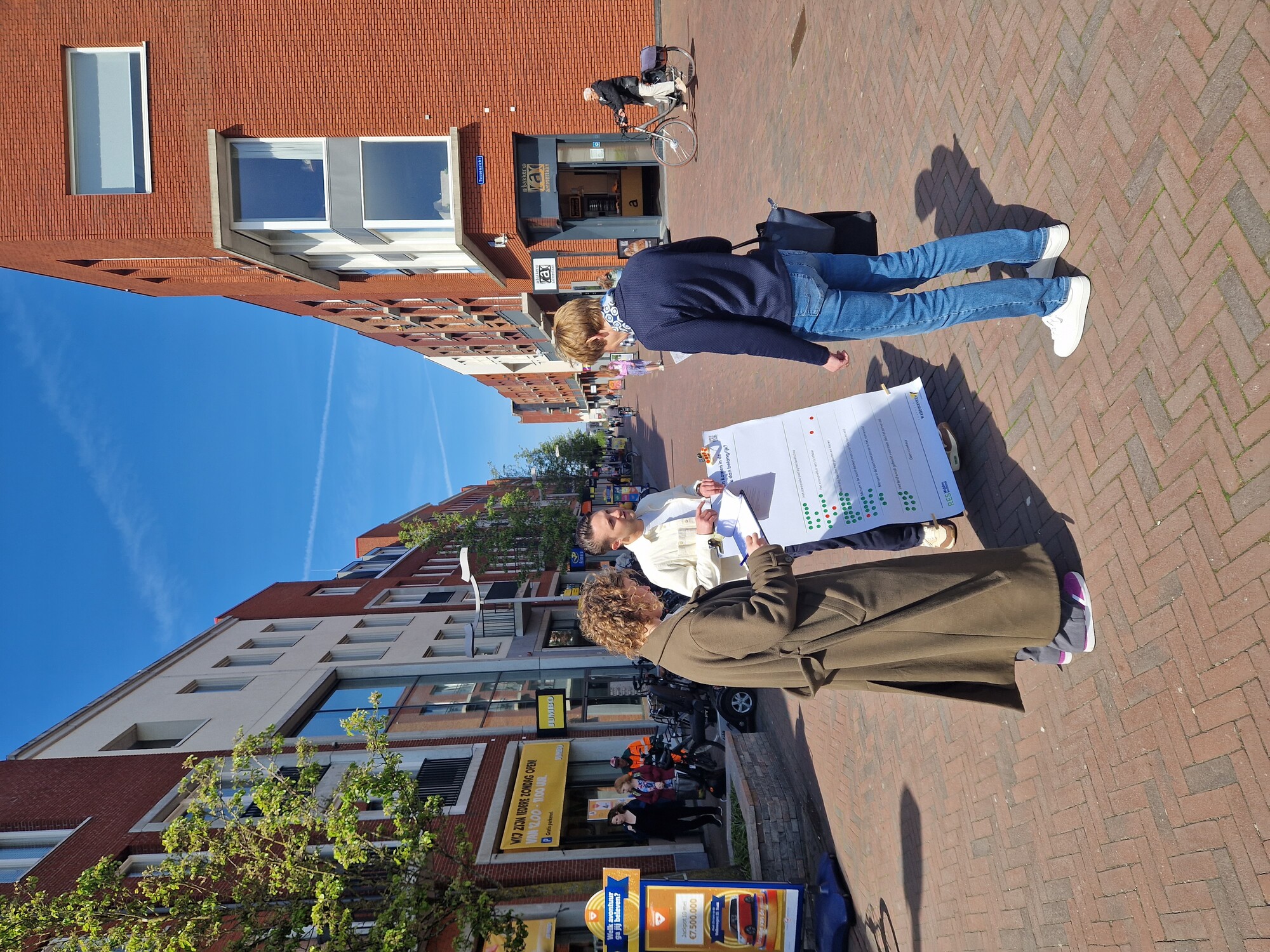 Collega Merel in gesprek met bewoners van de regio Midden Holland op straat