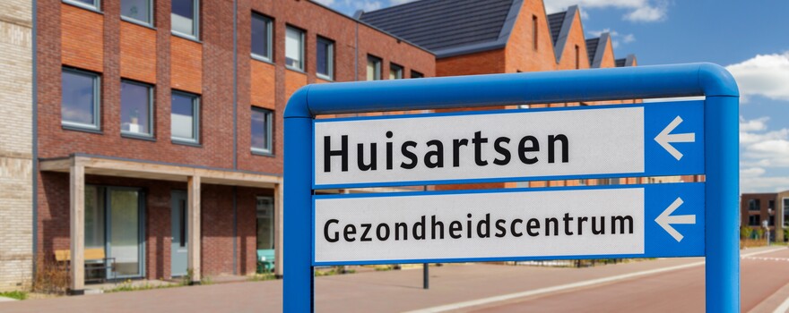 Bord waar 'huisartsen' en 'gezondheidscentrum' op staat