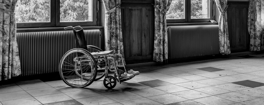 Afbeelding van een rolstoel die leeg in een kamer staat