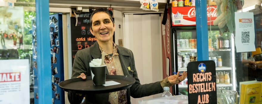 Stefanie Caton serveert een warme chocomel met slagroom