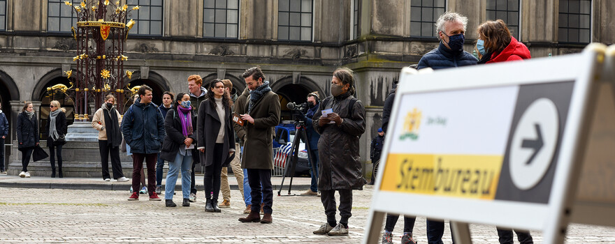 mensen in de rij bij een stembureau op het Binnenhof