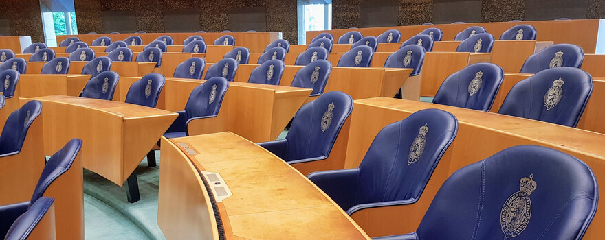 Blauwe stoelen in de Tweede Kamer