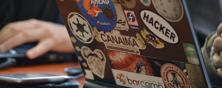 laptop met allerlei stickers, met teksten als 'hackers'