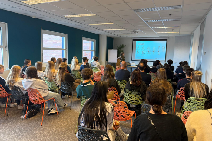 Een klas met zo'n 20 leerlingen