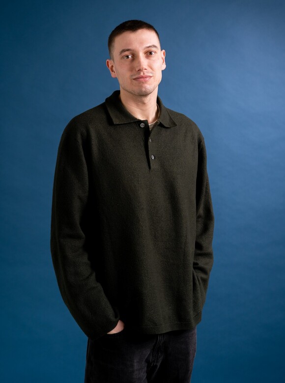 Josha is een witte man met kort haar en een zwarte trui aan 