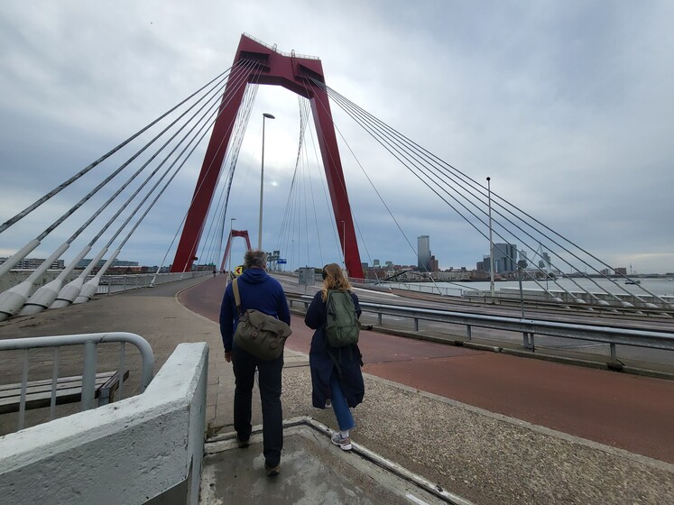 Arjen van Veelen en Sabien Brehler lopen over de Willemsbrug