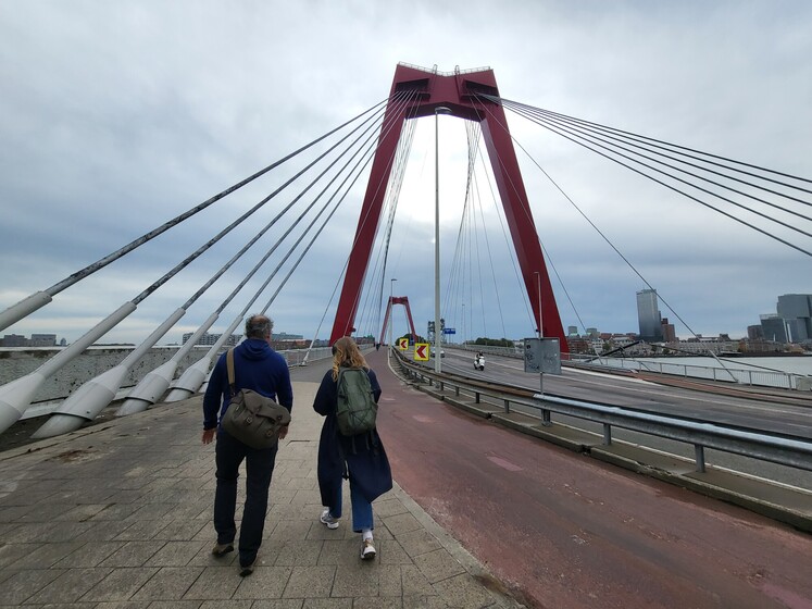 Arjen van Veelen en Sabien Brehler lopen over de Willemsbrug