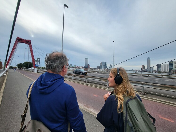 Arjen van Veelen en Sabien Brehler staan op de Willemsbrug