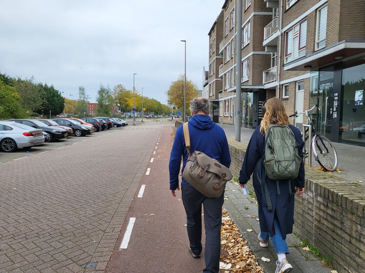 Arjen van Veelen en Sabien Brehler lopen in een woonwijk