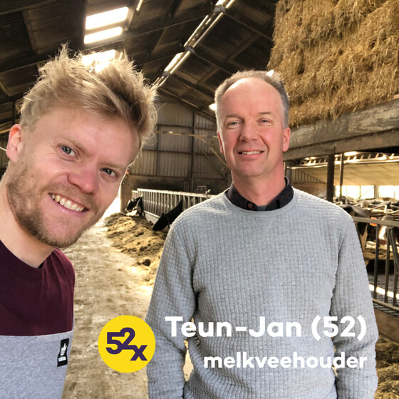 Een foto van Teun-Jan en Tim in een van de stallen van Teun-Jans boerderij