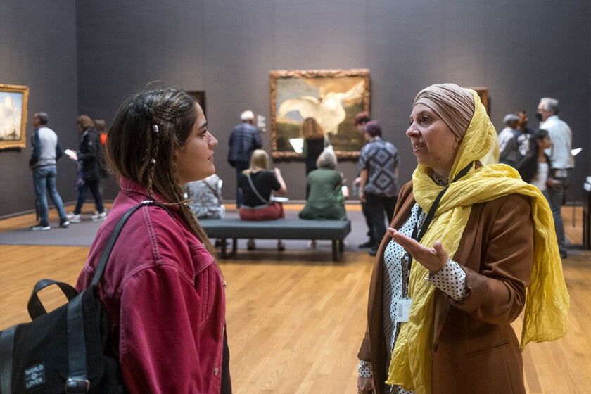 Vrouwen praten met elkaar in een museum