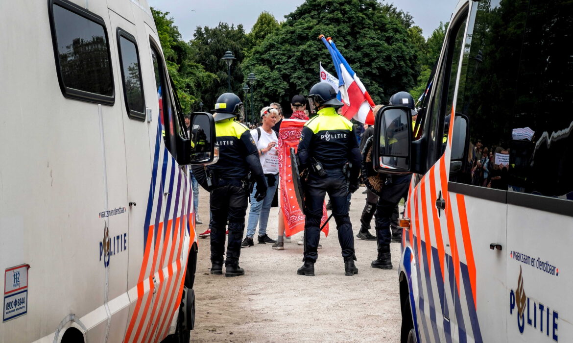 Politie in gesprek met mensen