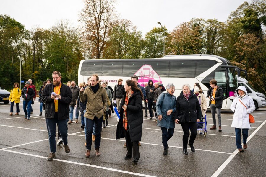 Mensen lopen door de stad