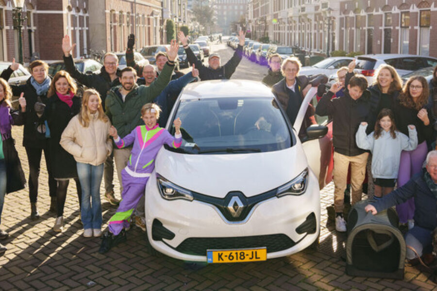 Groep mensen bij deelauto