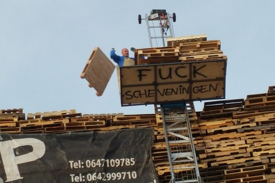 een man gooit tijdens de rellen in scheveningen een pallet naar beneden