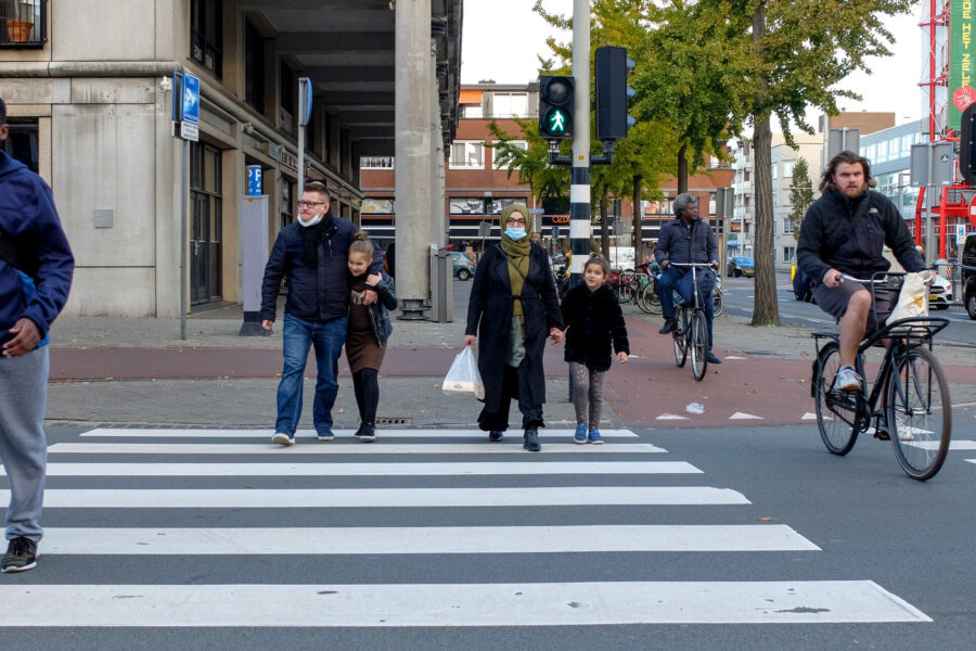 Burgers steken op straat in de stad