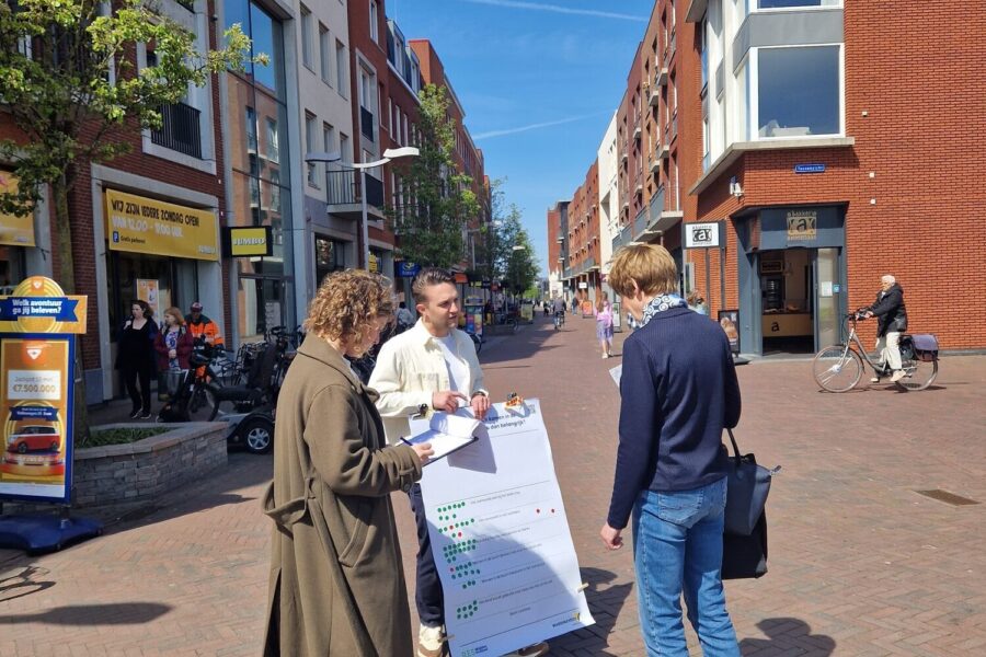 Collega Merel in gesprek met bewoners van de regio Midden Holland op straat