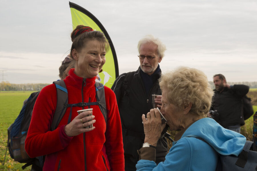 mensen zijn buiten in gesprek tijdens een wandeling bij een beraad