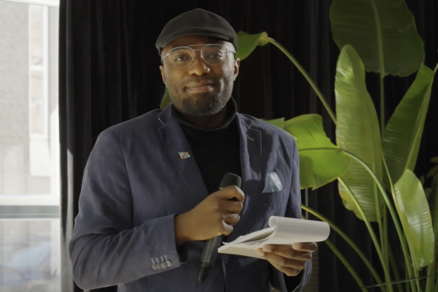 Spoken word artiest Aaron Bangudi kijkt in de camera tijdens zijn voordracht