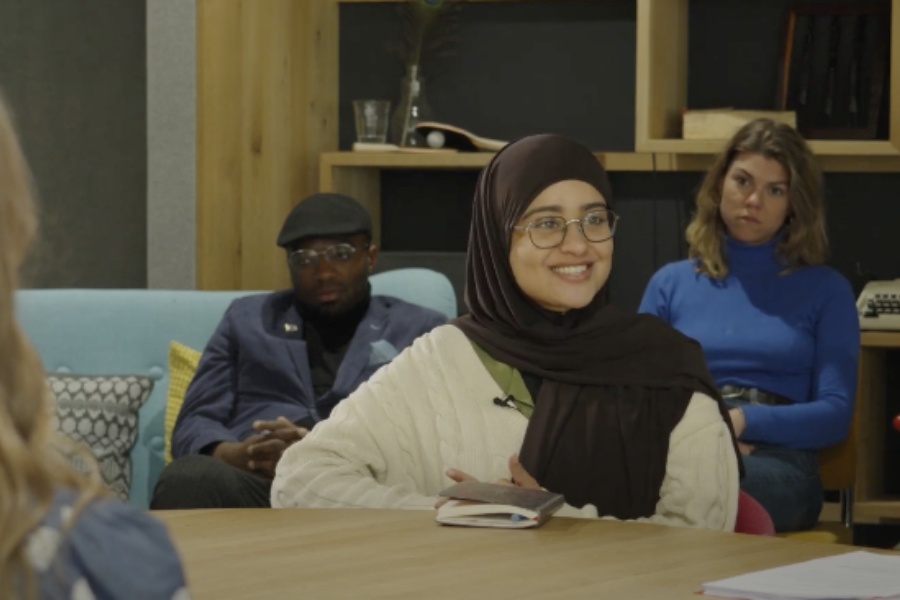 Amber Arif aan tafel bij de talkshow voor discriminatie.nl