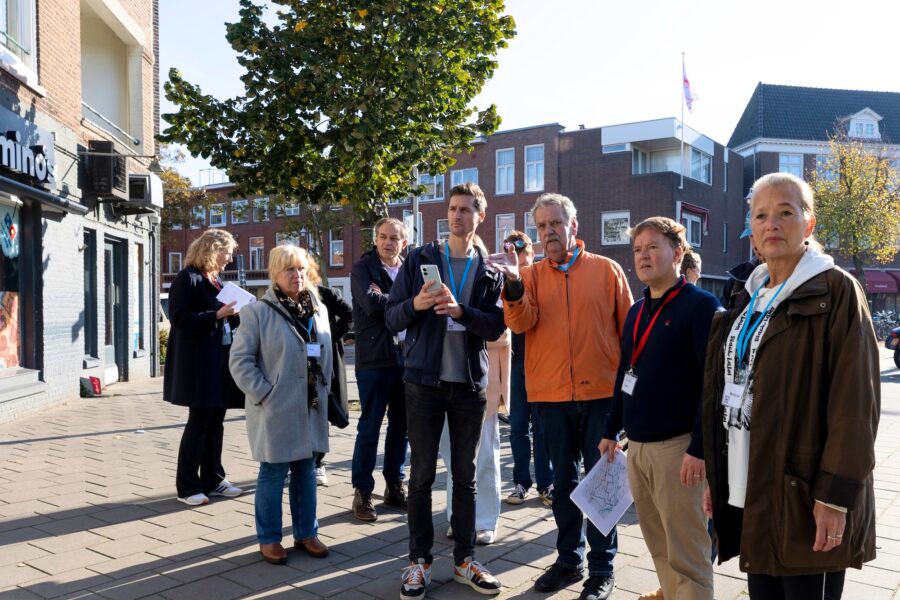 Een groepje bewoners tijdens de excursie.
