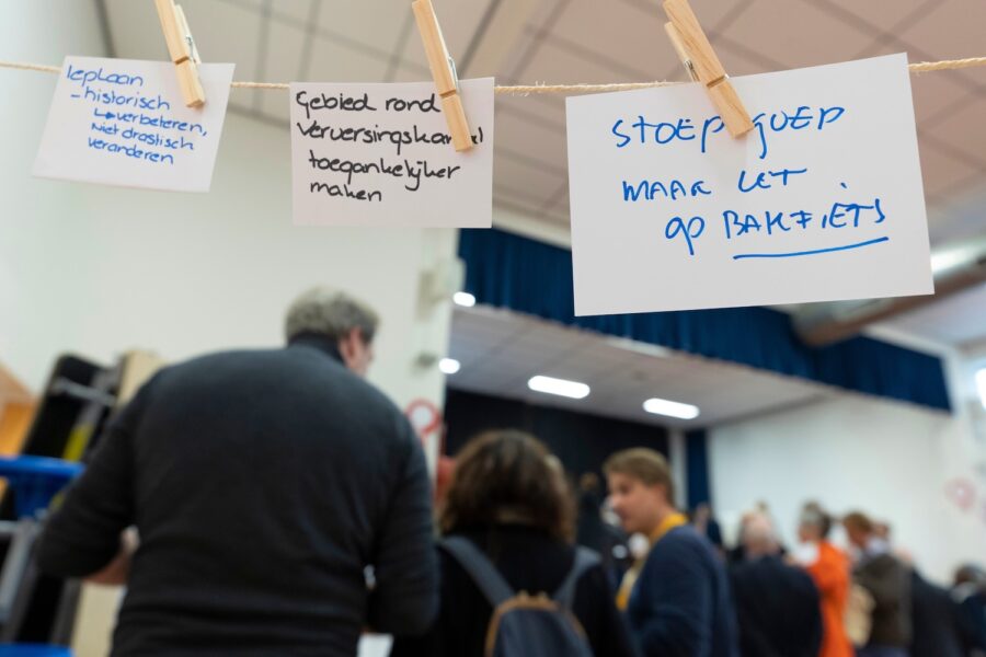 Een waslijn met post its met tips