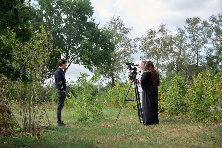 Laura en Eduard filmen in het voedselbos
