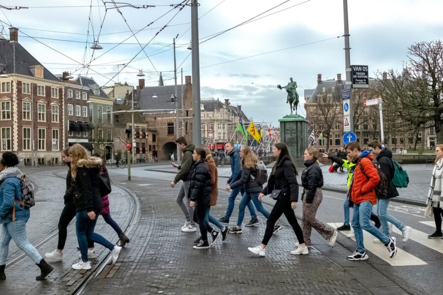 jongeren wandelen over straat in den haag