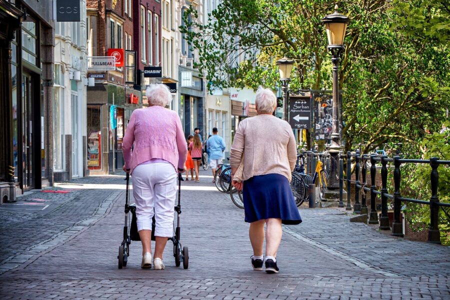 twee pensionado's lopen over straat