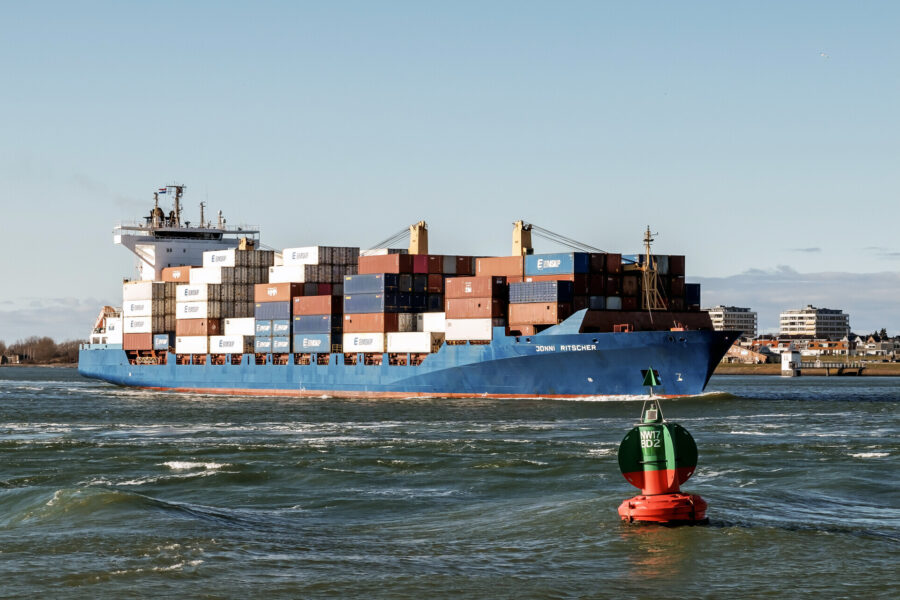 transportschip vervoert containers