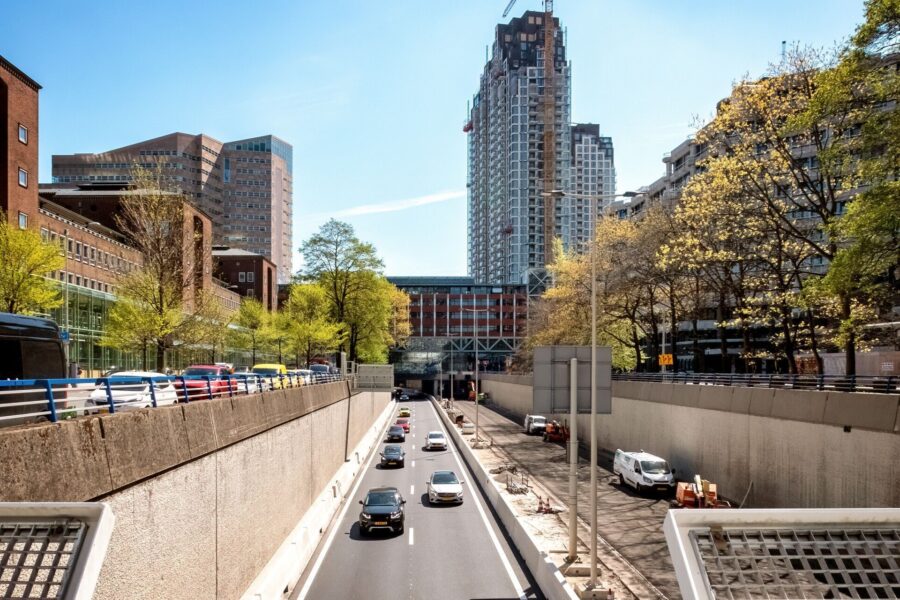 een drukke weg in den haag