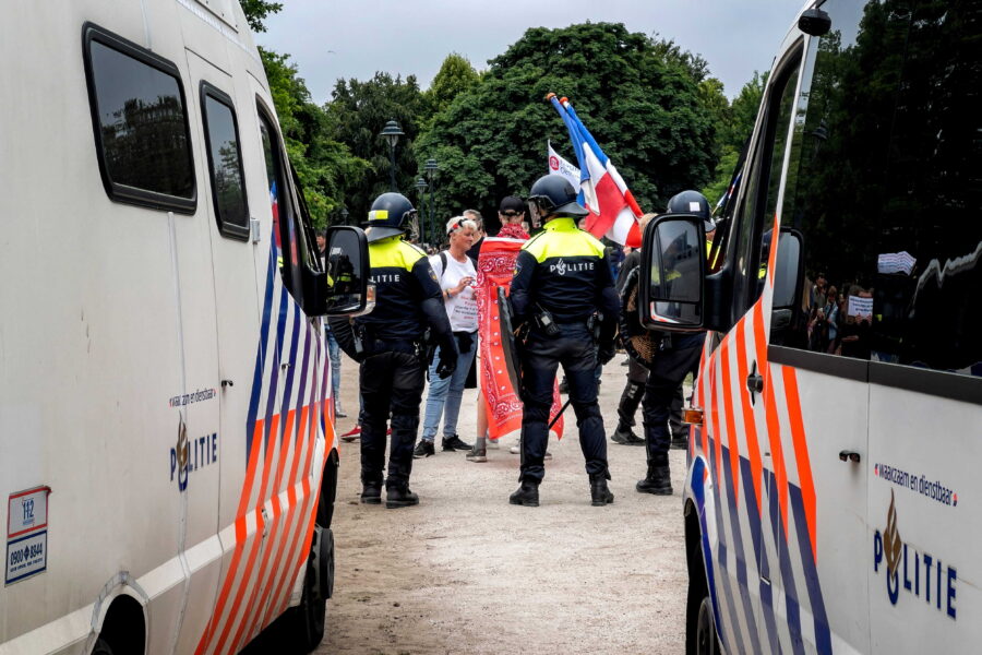 Politie in gesprek met mensen