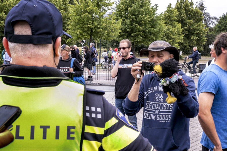 Man filmt politie met digitale camera