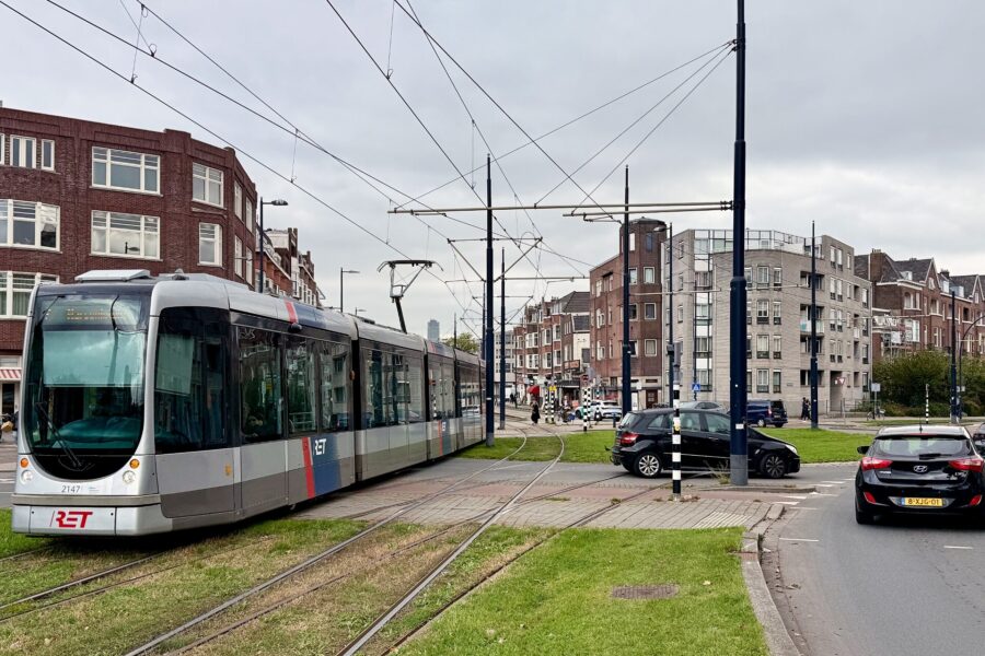 de metro in rotterdam