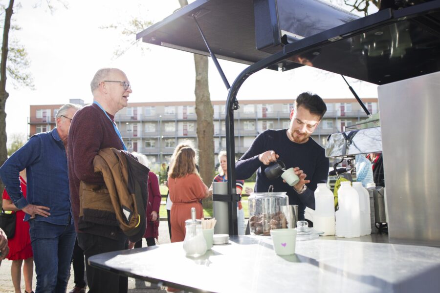 Tijdens de inloop van bijeenkomst 4 serveert deelnemer zijn koffie vanuit zijn koffiekar van Blijeboonnl, waarbij deelnemers op de mok van een ander een bericht konden achterlaten.