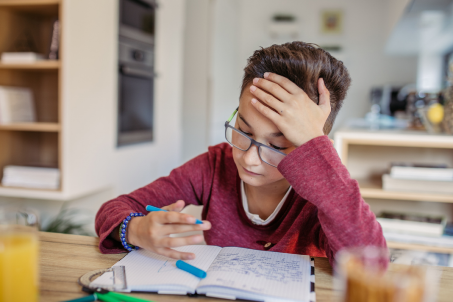 jongen met huiswerk