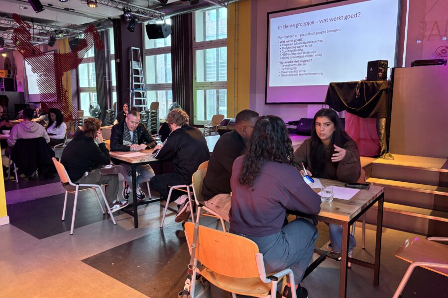 Een groep van Youngsterdam aan het werk