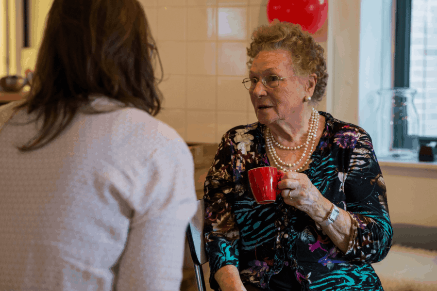 oude vrouw praat met een zorgspecialist
