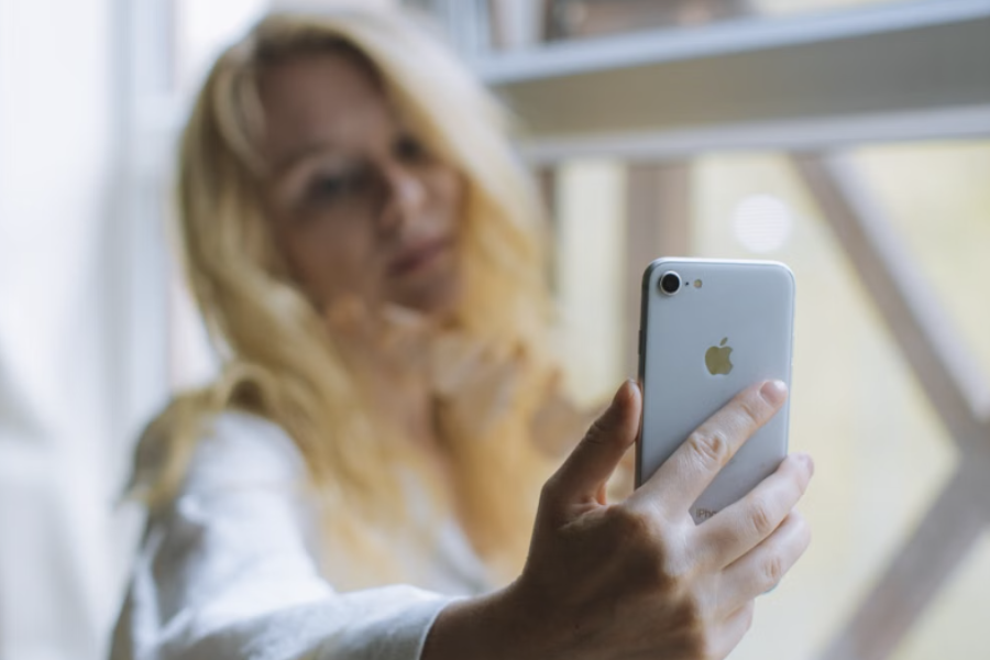 meisje maakt foto van zichzelf