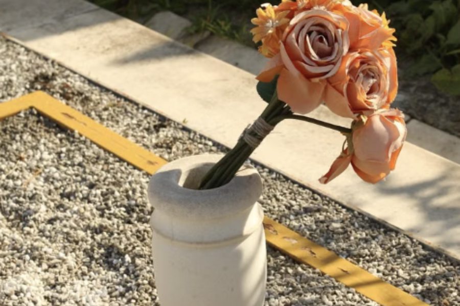 Bloemen bij een graf