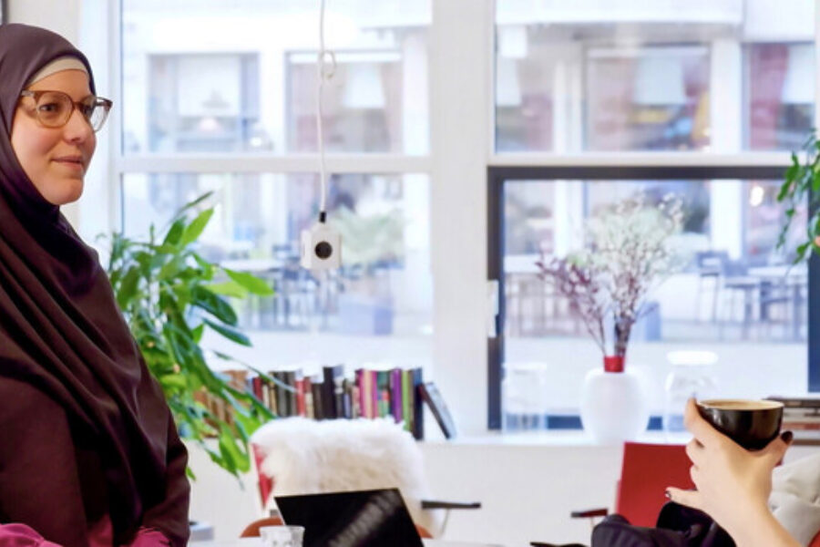 Twee collega's op kantoor