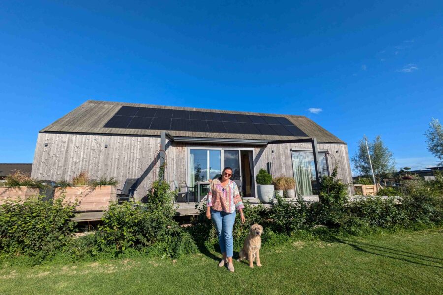 Vanessa voor haar huis in Almere Oosterwold