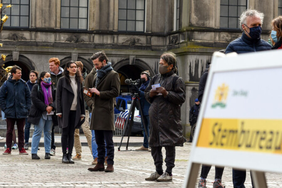 mensen in de rij bij een stembureau op het Binnenhof