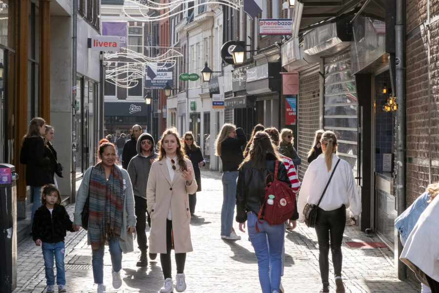 Gezinnen lopen in de stad